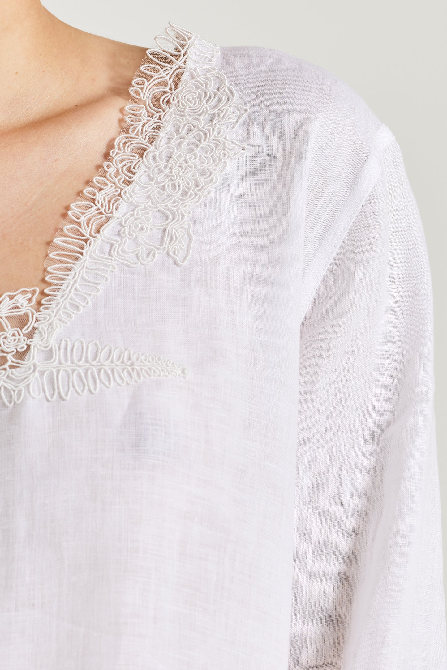 Linen Blouse With Neckline Lace Details