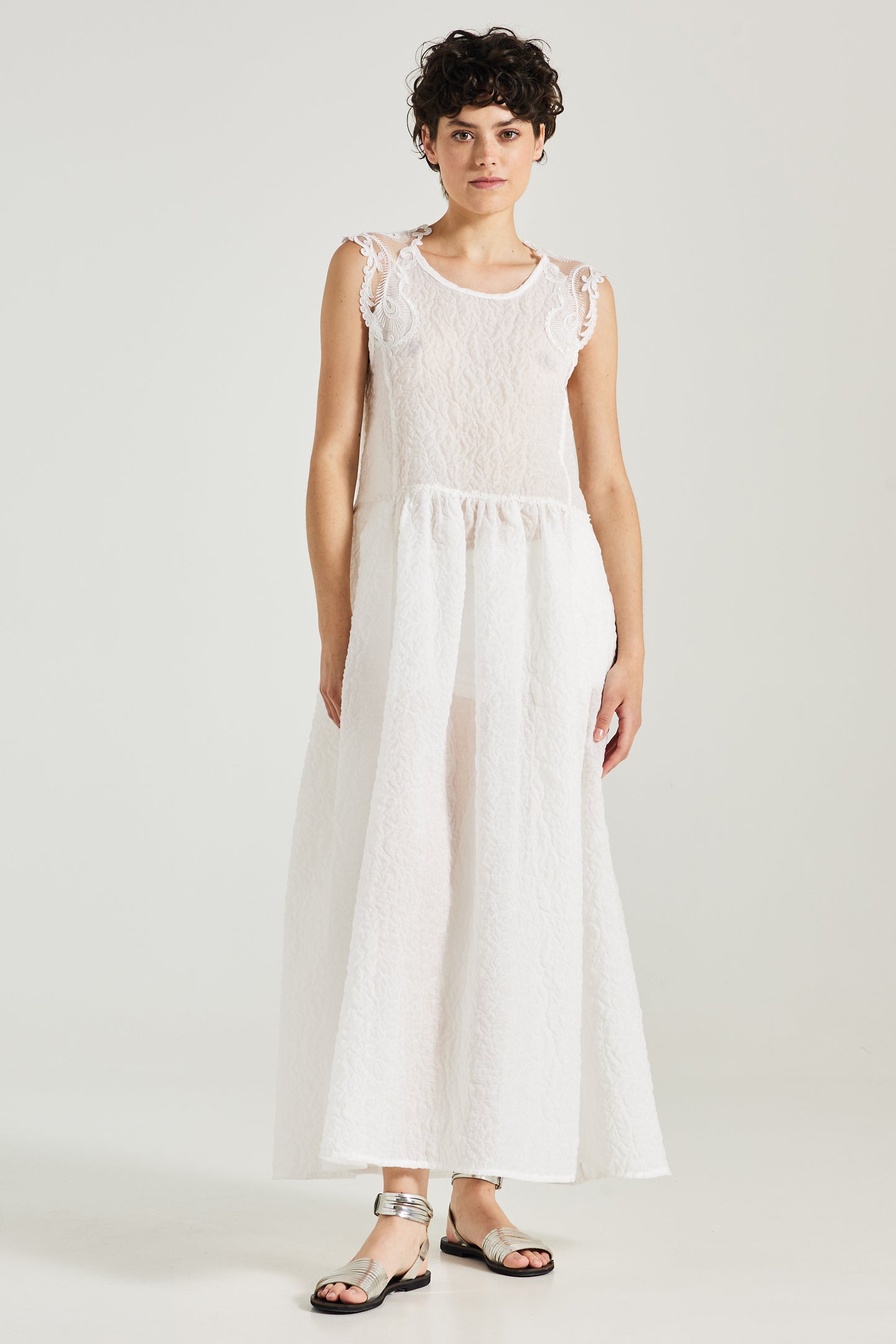 Long Cotton Dress With Open Back And Sleeve Lace Details
