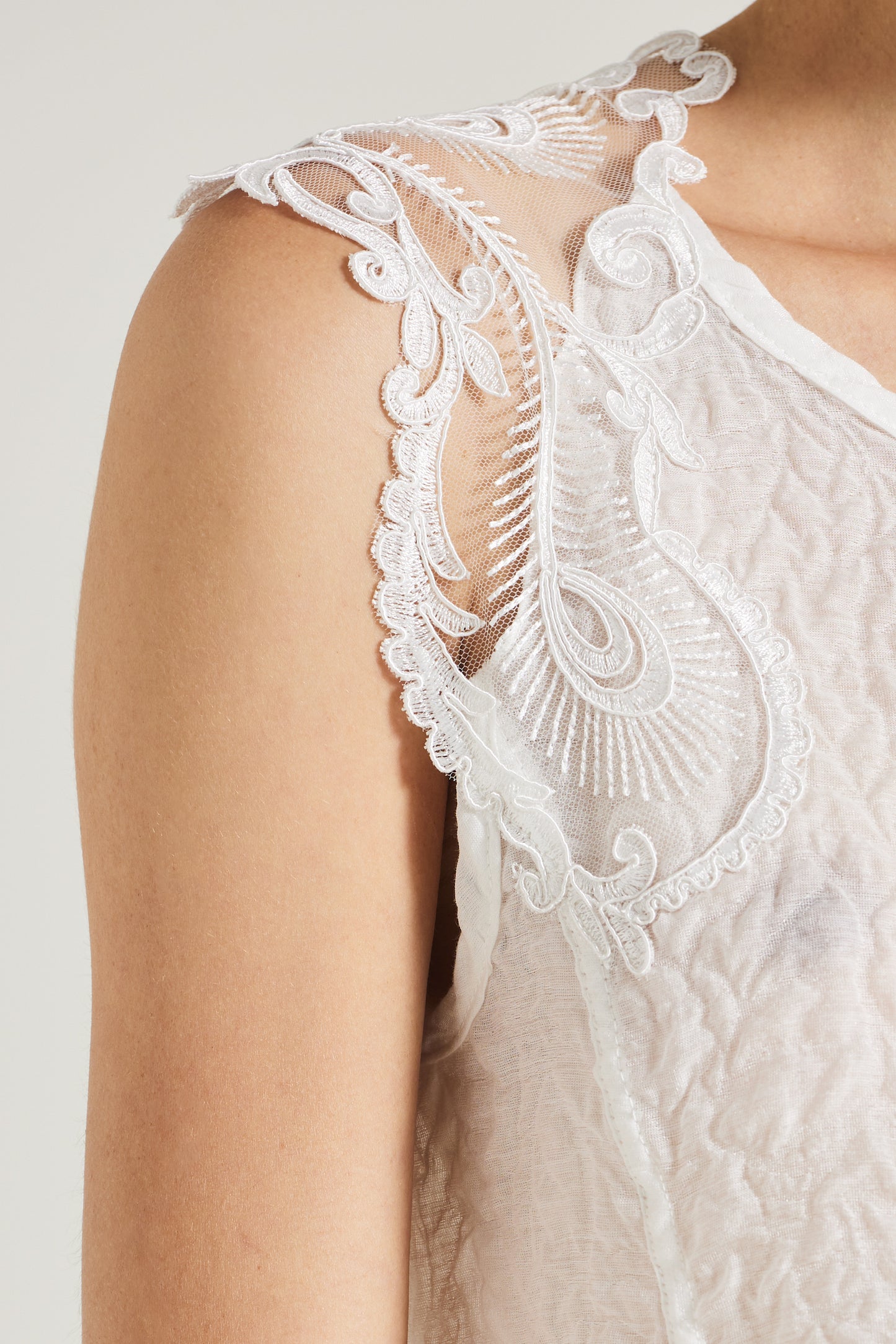 Long Cotton Dress With Open Back And Sleeve Lace Details