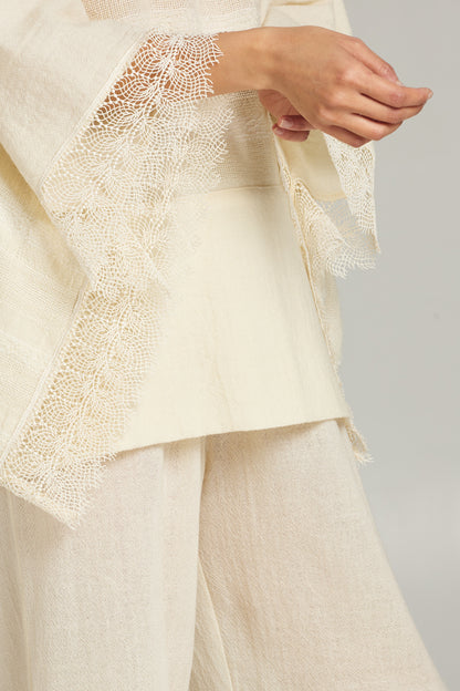 Wide blouse with lace on the sleeves