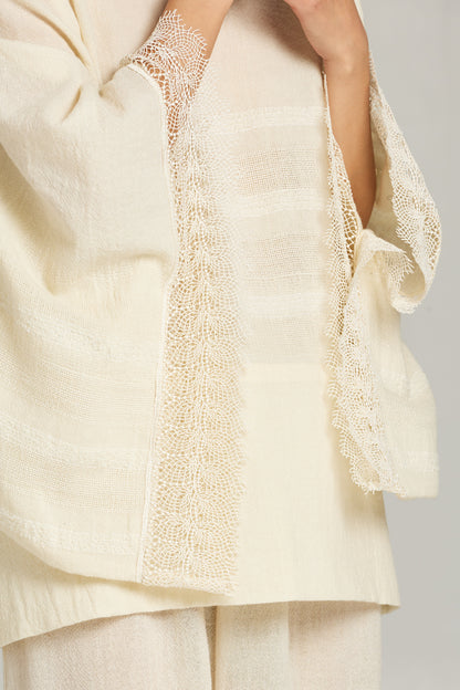 Wide blouse with lace on the sleeves