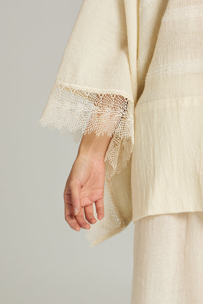 Wide blouse with lace on the sleeves