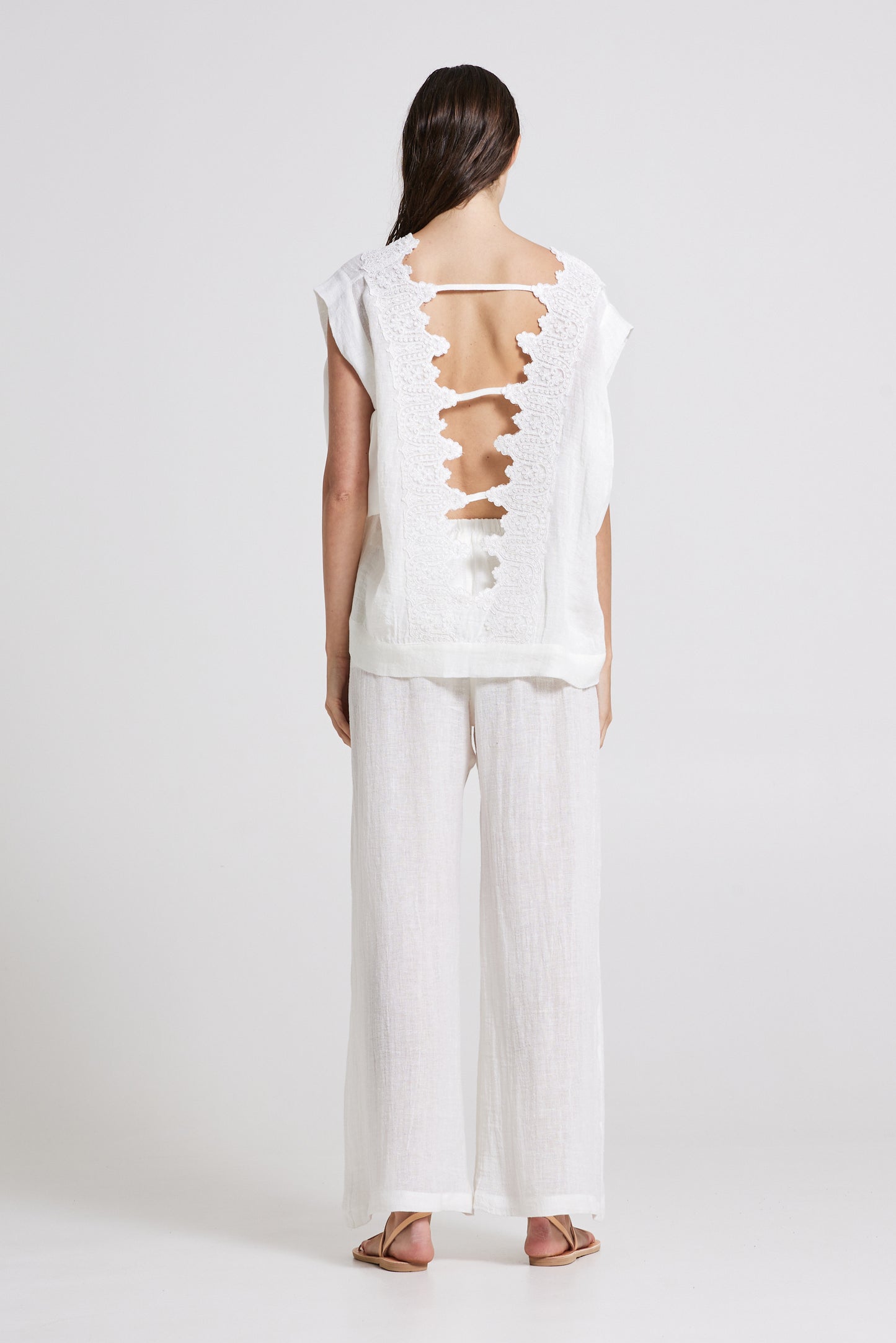 Sleeveles Blouse With Open Back With Lace Details